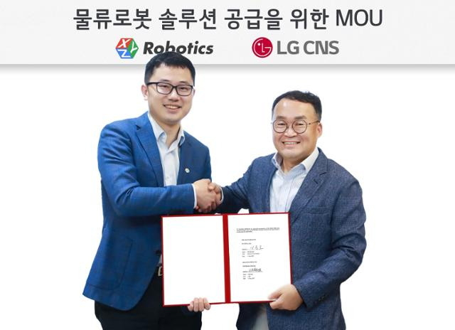 이준호(오른쪽) LG CNS 스마트물류사업부장 상무와 지아지 저우 XYZ로보틱스 최고경영자(CEO)가 물류로봇 제공을 위한 업무협약(MOU) 체결 후 기념촬영을 하고 있다. LG CNS 제공