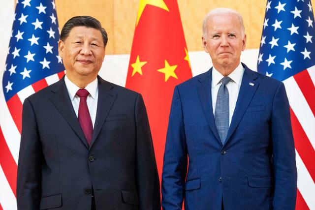 조 바이든(오른쪽) 미국 대통령과 시진핑 중국 국가주석이 지난해 11월 14일 인도네시아 발리에서 열린 주요 20개국(G20) 정상회의에서 만나 회담을 갖기에 앞서 기념 촬영을 하고 있다. 발리=AP 뉴시스