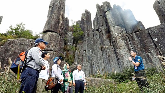 지난해 9월 20일 유네스코 세계지질공원 실사단이 무등산을 찾아 백악기 화산폭발로 생성된 입석대·서석대 등 주상절리를 살펴보고 있다. 뉴스1