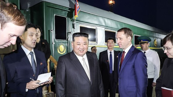 김정은 북한 국무위원장이 12일 새벽 러시아 국경도시 하산에 도착했다고 북한 조선중앙통신이 공식으로 발표했다. 연합뉴스