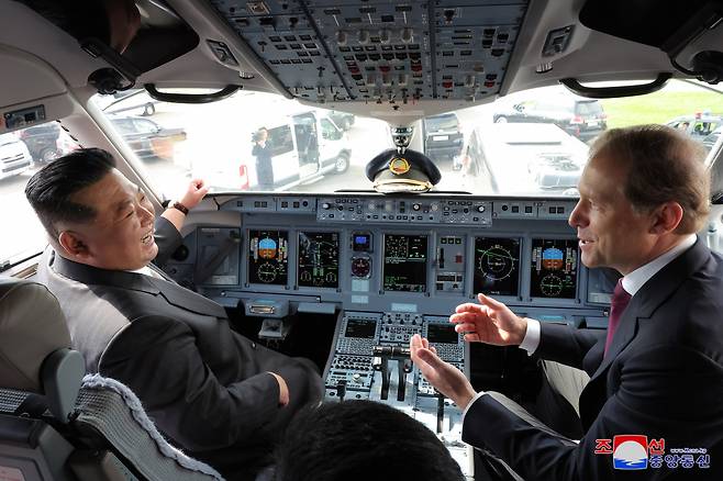 North Korean leader Kim Jong-un visited the Yuri Gagarin Aviation Plant that produces advanced fighter jets including the Sukhoi Su-35 in the far eastern region of Komsomolsk-on-Amur on Friday in this photo released by state-run Korean Central News Agency the following day. (Yonhap)