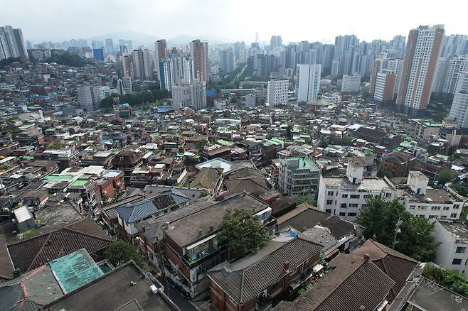 공사비 급등으로 정비사업 곳곳에서 조합과 시공사 간 갈등이 터져 나오고 있다. 서울 서대문구 북아현2구역 조합은 오는 23일 시공사인 삼성물산·DL이앤씨 공동사업단과의 계약 해지 여부에 대해 투표할 예정이다. 사진은 북아현2구역 전경.  이승환 기자