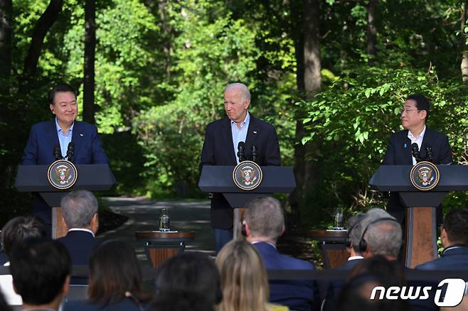 (서울=뉴스1) 오대일 기자 = 윤석열 대통령과 조 바이든 미국 대통령, 기시다 후미오 일본 총리가 18일(현지시간) 미국 워싱턴DC 인근 대통령 별장인 캠프 데이비드에서 한미일 정상 공동기자회견을 하고 있다. (대통령실 제공) 2023.8.18/뉴스1 Copyright (C) 뉴스1. All rights reserved. 무단 전재 및 재배포 금지.