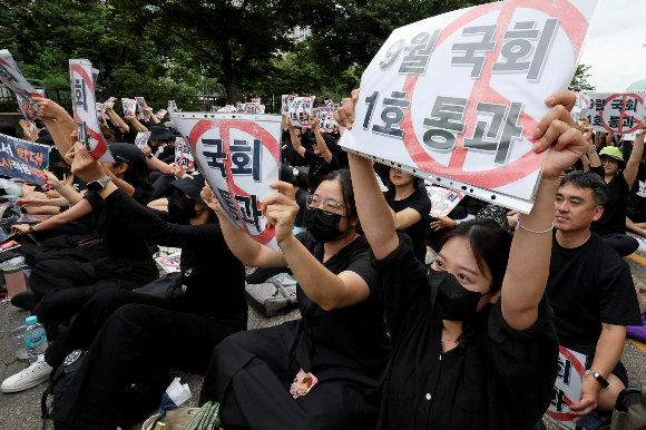 전국에서 올라온 교사들이 지난 16일 오후 서울 여의도 국회의사당 앞에서 열린 '9.16 공교육 회복을 위한 국회 입법 촉구 집회'에서 국회를 향해 교권 회복을 촉구하는 구호를 외치고 있다. /사진=뉴스1