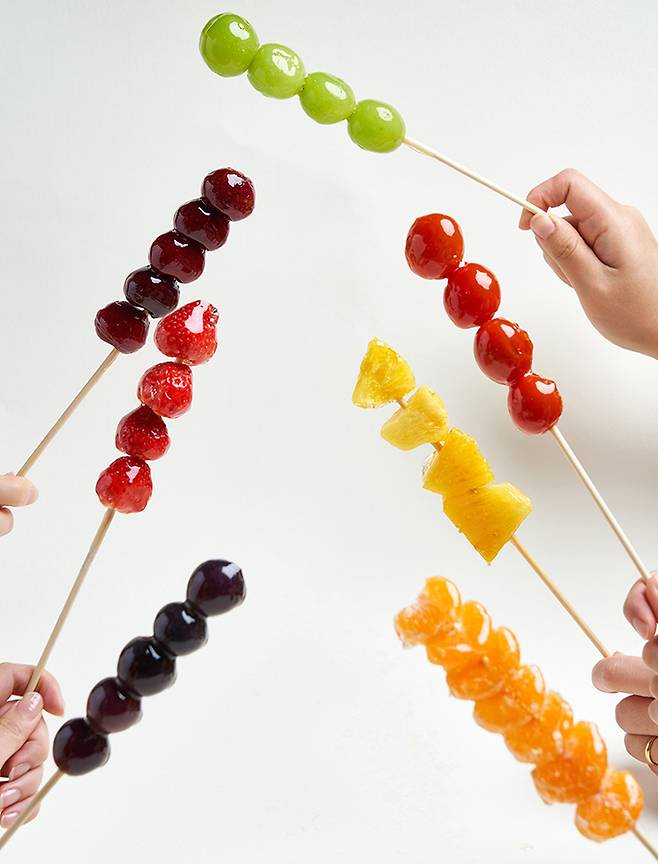 딸기, 키위, 포도 등 작은 과일에 설탕과 물엿을 입힌 중국식 과자 ‘탕후루’가 최근 소아청소년 사이에서 유행처럼 번지고 있다. 게티이미지뱅크