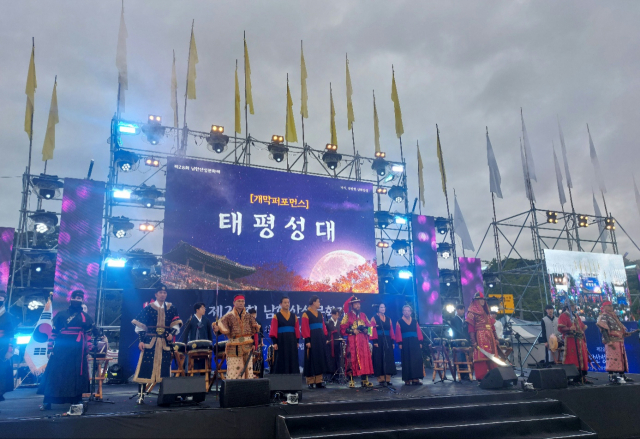 15일 오후 제28회 남한산성 문화제의 공식개막을 알리는 방세환 광주시장. 사진 = 손대선 기자