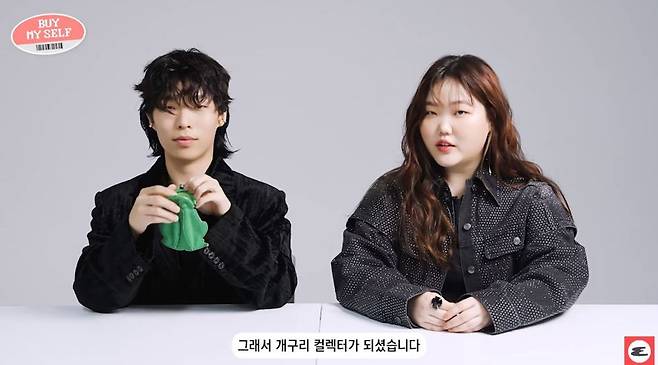 Evil community Lee Soo-hyun and Lee Chan-hyuk introduced the behind-the-scenes behind the Paguridae pin and The Frogs purse, respectively.On the 17th ESQUIRE Korea channel, a video titled Cute Items purchased by Brother and Sister was uploaded.Lee Soo-hyun and Lee Chan-hyuk in the video show off their Brother and Sister chemi from their first greetings.Lee Soo-hyun, who omitted his introduction, said Lee Soo-hyun, Some people do not know who we are.Lee Chan-hyuk introduces The Frogs coin purse, which he received as a gift from a stylist, and is using it for exhibition.There are a lot of The Frogs in my house, and I brought them to lie down. Lee Soo-hyun said, Lee Chan-hyuks nickname is The Frogs, so he became The Frogs collector.Then I did not do a nice shopping that I could show you, so I brought a realistic thing. He introduced his favorite Paguridae pin.I had only one Paguridae pin, and it was a furry pin that I bought in the winter. I wore it in the summer, so I asked the shop to buy a summer one. So I went shopping for me for a long time.Thats what the Paguri family said, and its behind the scenes.