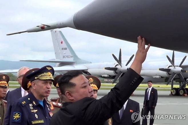 블라디보스토크 군 비행장서 전투기 살펴보는 김정은 (크네비치 AFP=연합뉴스) 김정은 북한 국무위원장(가운데)이 16일(현지시간) 러시아 블라디보스토크 크네비치 군 비행장을 방문해 전투기를 살펴보고 있다. 이날 김 위원장은 크네비치 군 비행장과 태평양함대 기지 등을 방문해 북러 군사협력 의지를 과시했다. [러시아 국방부 제공. 마케팅 및 광고 금지] 2023.09.17 ddy04002@yna.co.kr