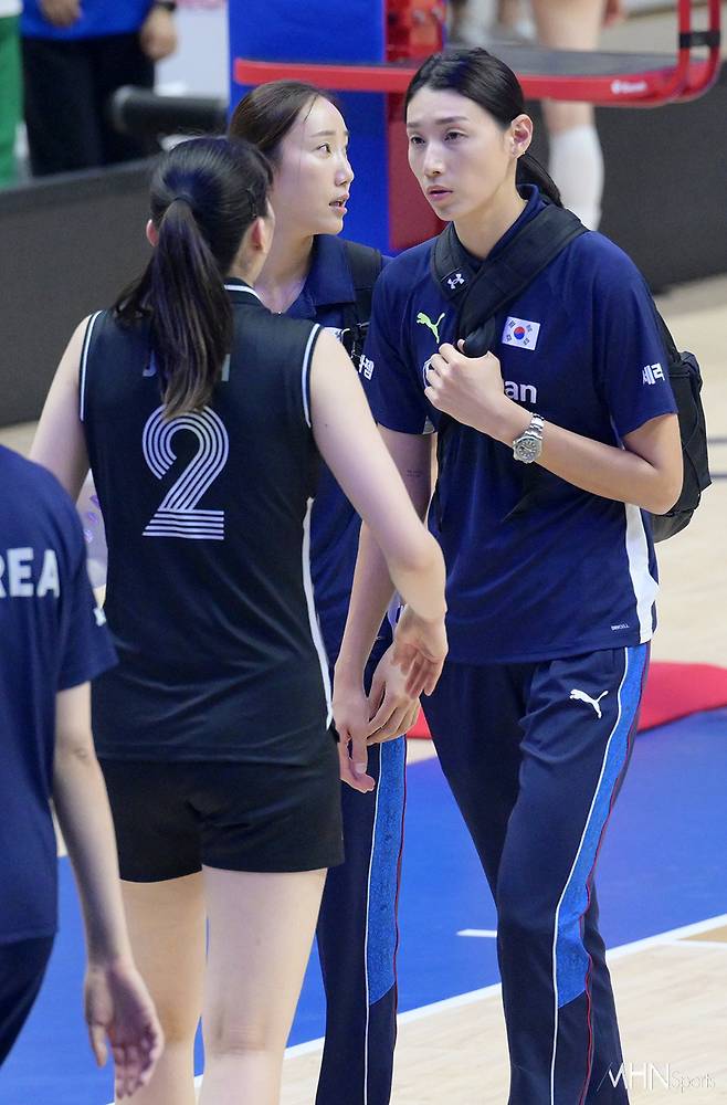 한국 여자배구 대표팀 어드바이저로 활동했던 김연경(오른쪽)이 이주아(2번)와 대화하고 있다ⓒMHN스포츠 이지숙 기자