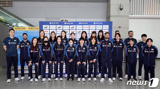 파리 올림픽 세계 예선에 출전한 대한민국 여자 배구 국가대표팀 선수단/뉴스1 ⓒ News1 장수영 기자