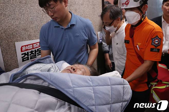 단식 19일차인 이재명 더불어민주당 대표가 18일 오전 서울 여의도 국회 당 대표실에서 119 구급대에 의해 병원으로 이송되고 있다. 2023.9.18/뉴스1 ⓒ News1 임세영 기자