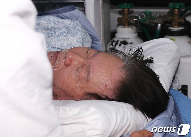 단식 19일차인 이재명 더불어민주당 대표가 18일 오전 서울 여의도 국회 당 대표실에서 119 구급대에 의해 병원으로 이송되고 있다. 2023.9.18/뉴스1 ⓒ News1 임세영 기자