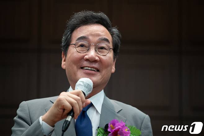 이낙연 전 총리가 지난 6일 서울 중구 프레스센터에서 열린 한국신지식인협회 주최 제46회 신지식인 포럼에서 '돌고래 외교론과 대한민국 생존전략'을 주제로 특별강연을 하고 있다. 2023.9.6/뉴스1 ⓒ News1 유승관 기자