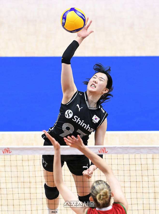 한국 여자배구 대표팀 강소휘가 27일 서수원칠보체육관에서 열린 2023 수원 발리볼네이션스리그 불가리아와 경기에서 스파이크 공격을 하고 있다. 2023. 6. 27.  수원 | 박진업기자 upandup@sportsseoul.com