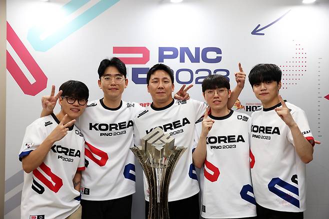 배틀그라운드 e스포츠 국가대항전 ‘PNC 2023’에서 우승을 차지한 한국대표 선수단. 사진 | 크래프톤