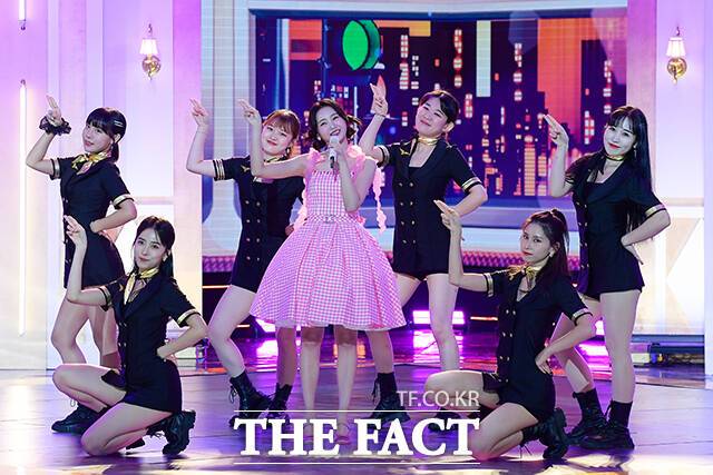 가수 홍지윤이 18일 오후 서울 마포구 SBS 프리즘타워에서 열린 첫 정규앨범 'Jiyun is... (지윤 이즈)' 발매 기념 쇼케이스에서 타이틀곡 '새벽차' 무대를 펼치고 있다. /서예원 인턴기자