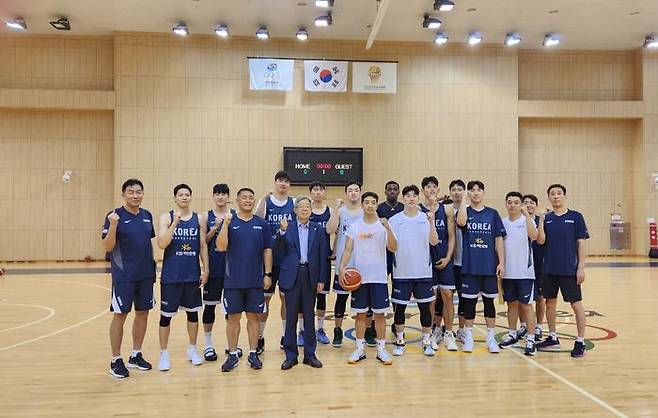 KBL 김희옥 총재와 농구대표팀이 기념촬영을 하고 있다. ⓒ KBL