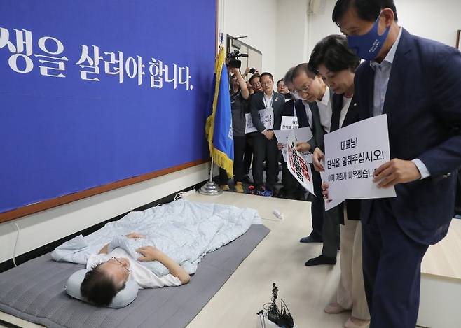 15일 오전 서울 여의도 국회를 찾은 더불어민주당 의원들과 원외지구당 위원장들이 단식 16일 째인 이재명 더불어민주당 대표에게 단식 중단을 호소하고 있다. (공동취재) 2023.9.15/뉴스1 ⓒ News1 임세영 기자 /사진=뉴스1