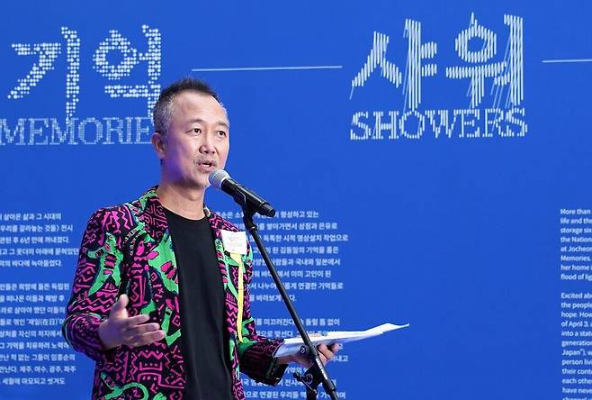 임흥순 작가가 지난 16일 제주4·3평화기념관에서 개막한 개인전에서 작품을 설명하고 있다. 허호준 기자