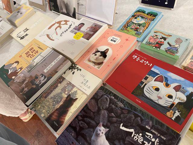 냥냥북페어에 전시된 고양이를 소재로 한 다양한 책들. 이혜미 기자