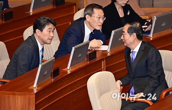 한덕수 국무총리와 이주호 부총리 겸 교욱부 장관이 18일 오전 서울 여의도 국회에서 본회의에서 대화를 하고 있다 [사진=곽영래 기자]