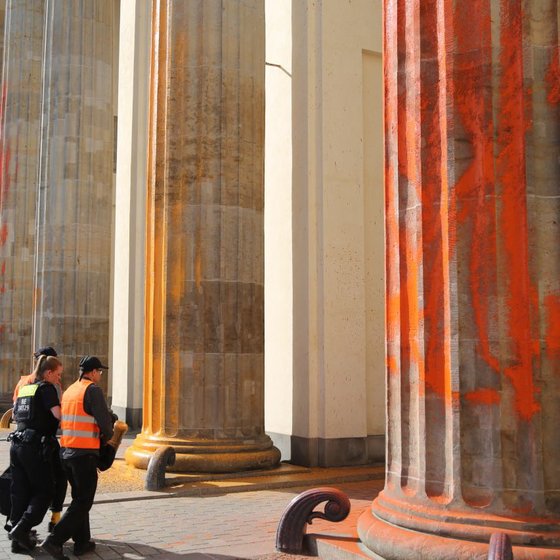 17일(현지시간) 독일 베를린 브란덴부르크문 기둥이 기후 운동가에 의해 노란색과 주황색 페인트로 칠해져 있다. ‘마지막 세대’ X