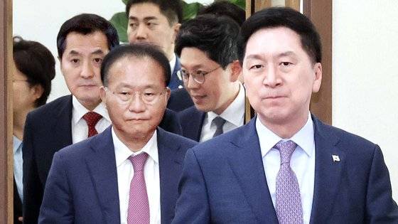 국민의힘 김기현 대표(오른쪽)와 윤재옥 원내대표(왼쪽)가 18일 국회에서 열린 최고위원회의에 참석하고 있다. 연합뉴스