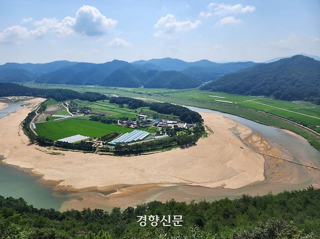 지난달 5일 영주댐에서 방류한 흙탕물로 경북 예천군 용궁면 내성천의 국가명승 제16호 회룡포 주변이 누렇게 물든 모습. 김기범 기자