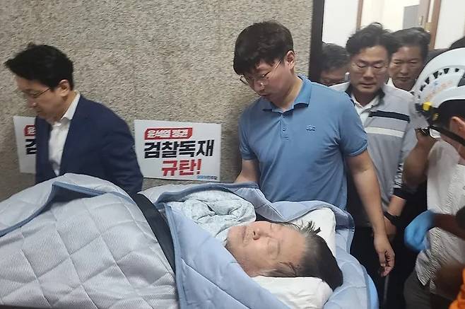 Democratic Party of Korea leader Lee Jae-myung is being transported to the hospital in a 119 ambulance at the National Assembly on the morning of September 18, the nineteenth day of his hunger strike. Bak Min-gyu, Senior Reporter