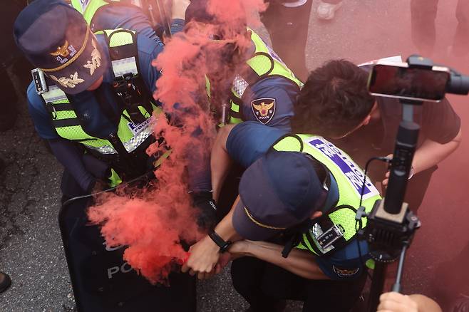 South Korean police officers clash with rail workers who went on a strike near Namyeong subway station in Seoul on Saturday. (Yonhap)