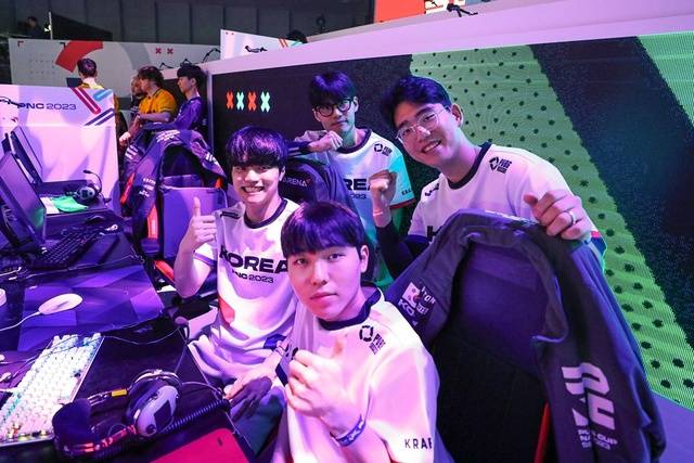 한국 대표팀이 기념 포즈를 취하고 있다. 크래프톤 제공