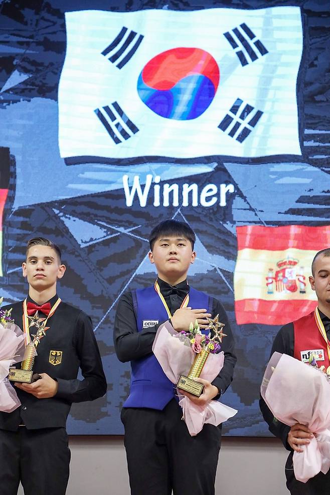 시상대에 맨 꼭대기에 선 제14회 세계주니어3쿠션 우승자 오명규. 태극기가 선명하다. (사진=파이브앤식스)