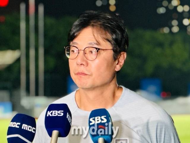 18일 훈련 전에 인터뷰를 하는 황선홍 감독/최병진 기자