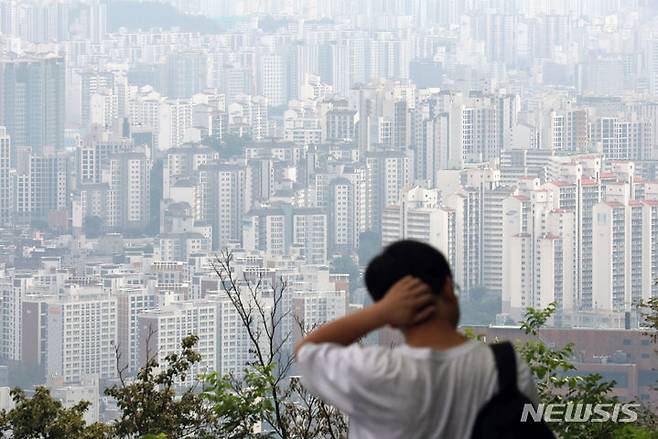 [서울=뉴시스] 조성우 기자 = 서울 아파트 매매가격이 14주 연속 상승했다. 한국부동산원에 따르면 8월 셋째 주 전국 주간 아파트가격 동향을 조사한 결과 매매가격은 0.07% 올라 전주(0.04%) 대비 0.03%포인트 상승했다. 사진은 27일 서울 남산에서 바라본 아파트 단지 모습. 2023.08.27. xconfind@newsis.com