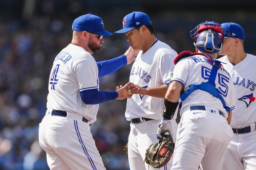 존 슈나이더 감독이 직접 마운드에 올라와 류현진을 교체했다. [The Canadian Press/AP=연합뉴스]