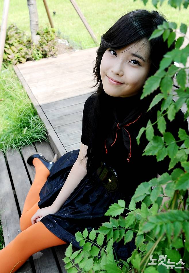 데뷔 직후였던 2008년 9월 CBS노컷뉴스와의 인터뷰 당시 포즈를 취하고 있는 아이유