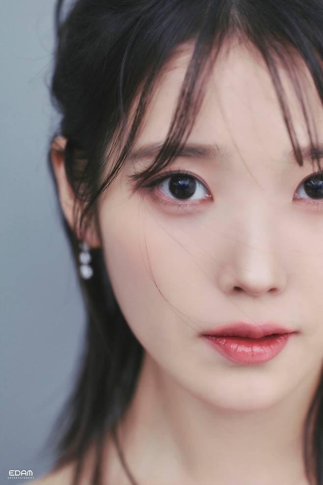 가수 아이유. 아이유 공식 페이스북