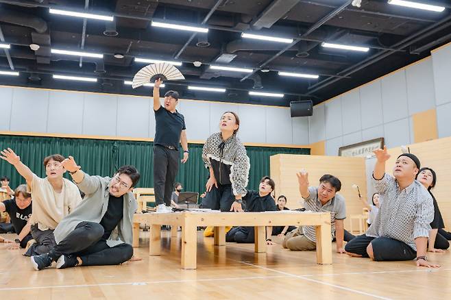 창극 '심청가' 연습실 공개행사에서 시연 중인 배우들. 국립창극단 제공