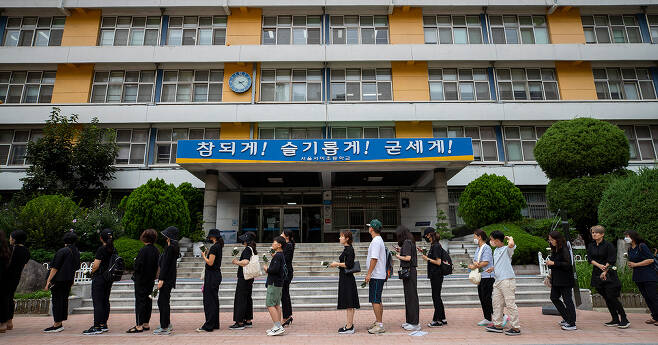 9월4일 서울 서이초등학교에 추모 행렬이 이어지고 있다.ⓒ시사IN 신선영