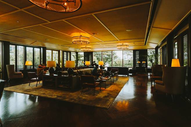 비밀스러운 응접실 같은 체크인 라운지