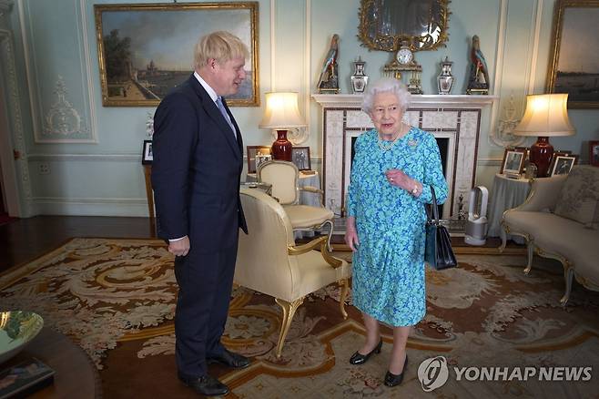 영국 여왕과 보리스 존슨 전 총리 [EPA 연합뉴스 자료사진. 재판매 및 DB 금지]]