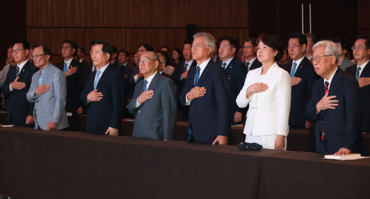 문재인 전 대통령이 19일 오후 서울 영등포구 63빌딩에서 열린 9·19 평양공동선언 5주년 기념식에서 국기에 경례하고 있다. (사진=사진공동취재단, 뉴스1)