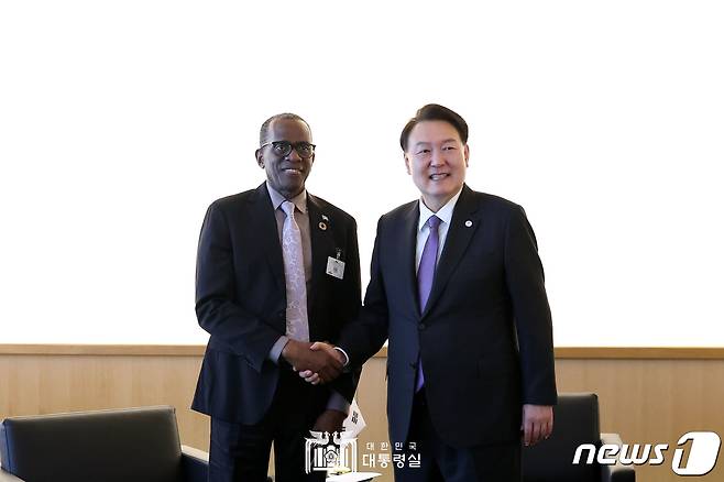 유엔총회 참석차 미국을 방문한 윤석열 대통령이 18일(현지시간) 뉴욕에서 열린 한·세인트루시아 정상회담에서 필립 조셉 피에르 총리와 기념촬영을 하고 있다. (대통령실 홈페이지) 2023.9.19/뉴스1 ⓒ News1 오대일 기자