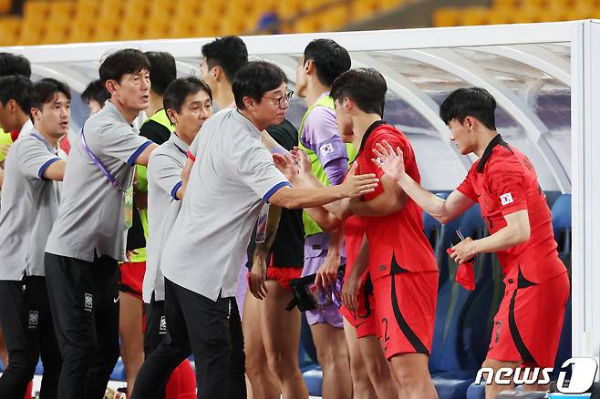 19일 오후 중국 저장성 진화시 스포츠 센터 스타디움에서 열린 2022 항저우 아시안게임 남자 축구 E조 조별리그 1차전 대한민국과 쿠웨이트의 경기에서 9 대 0으로 대승을 거둔 황선홍 감독이 엄원상과 인사를 나누고 있다. 2023.9.19/뉴스1 ⓒ News1 민경석 기자