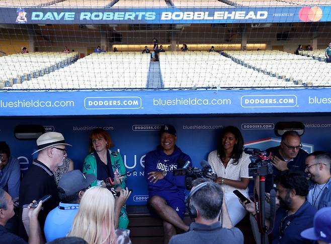 2016년 LA 다저스 지휘봉을 잡은 뒤 한 차례도 플레이오프 진출읗 놓치지 않은 데이브 로버츠 감독이 지난 14일 샌디에이고 파드리스전에 앞서 기자들의 질문에 응하고 있다. AFP연합뉴스