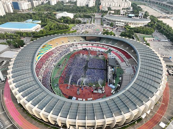 7월2일 오후 서울 송파구 잠실종합운동장 주경기장에서 가수 싸이의 흠뻑쇼 공연이 펼쳐지고 있다. 사진 | 잠실=연합뉴스