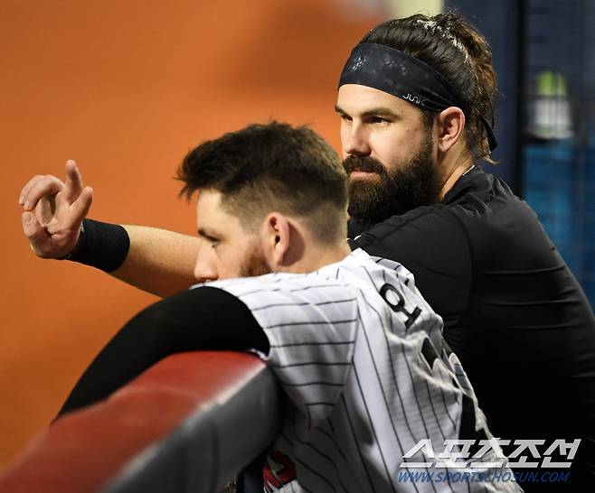 2023 KBO리그 LG 트윈스와 SSG 랜더스의 DH 2차전이 17일 잠실구장에서 열렸다. LG 오스틴과 켈리가 대화를 나누고 있다. 잠실=박재만 기자pjm@sportschosun.com/2023.09.17/