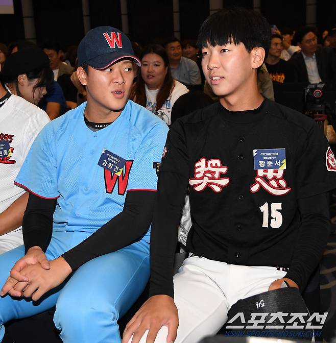 드래프트 전 휘문고 김휘건은 장충고 황준서와 대화를 나누며 긴장을 풀었다.