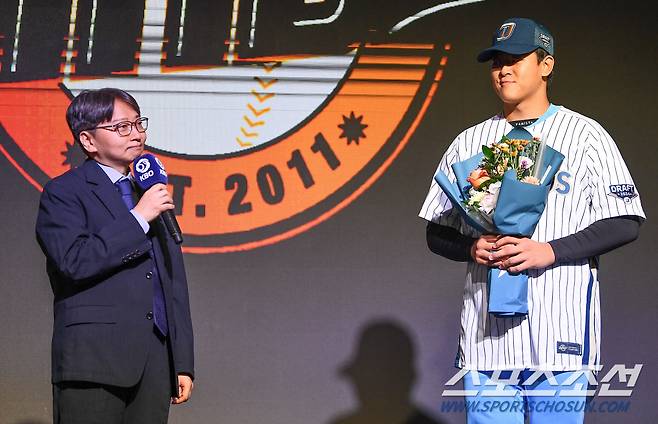 지명 이유를 설명하는 NC 임선남 단장의 말을 경청하는 김휘건 '떨리는 순간'