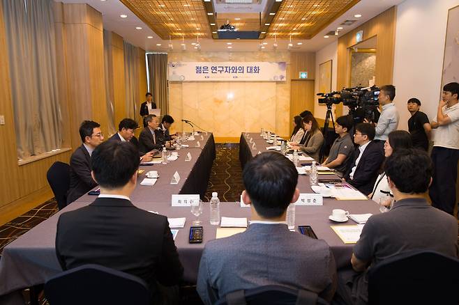 이종호 과학기술정보통신부 장관이 15일 오전 서울 강남구 한국과학기술회관에서 젊은 연구자들과 대화를 나누고 있다./과학기술정보통신부